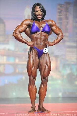 女性ビルダーのトップのアイリスカイルの画像