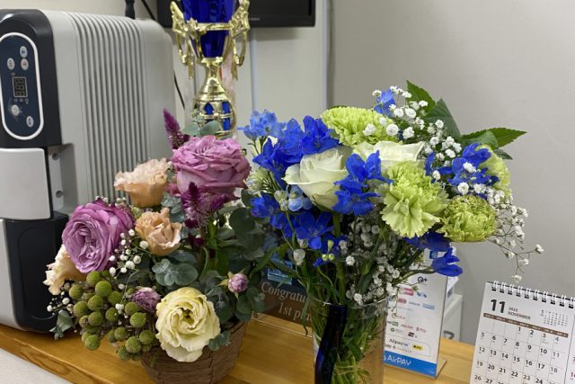 店舗カウンターのお祝い花の写真